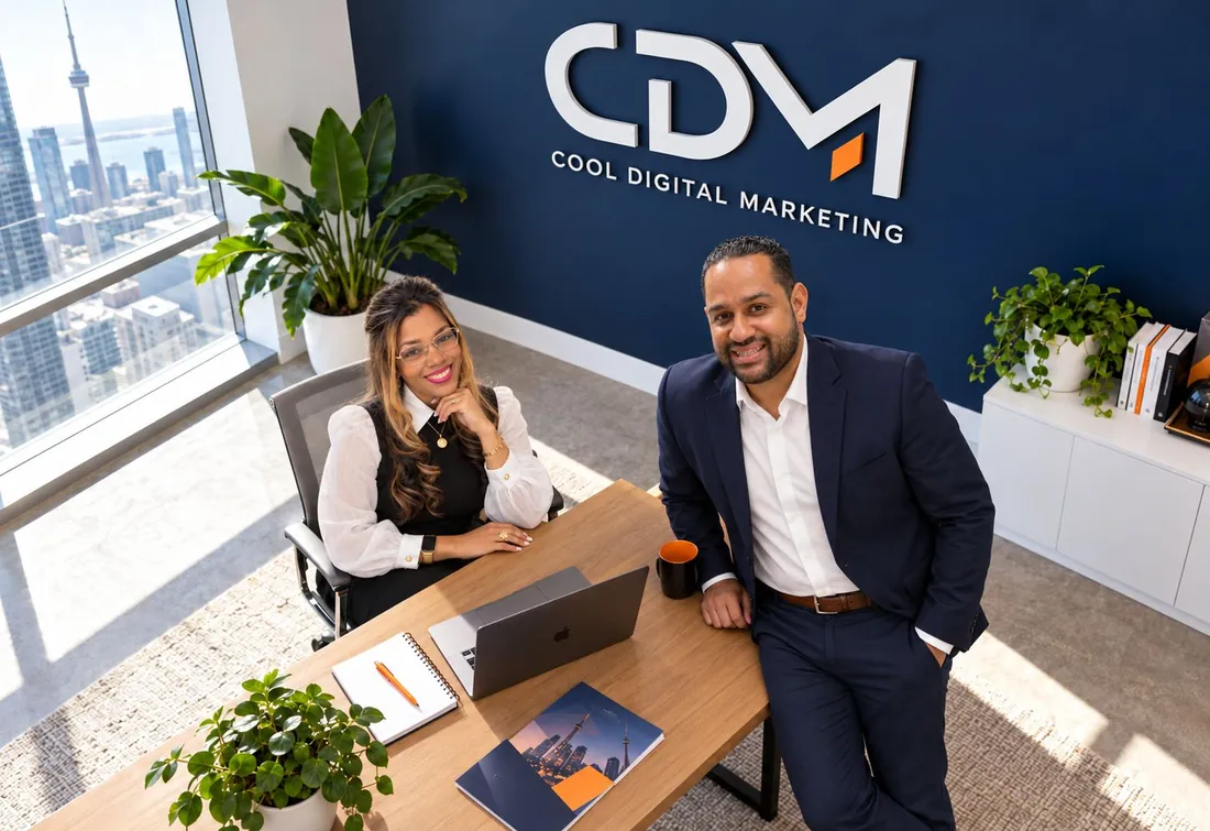 Rosa Alexandra Rodríguez and Manuel Pérez of Cool Digital Marketing at a desk